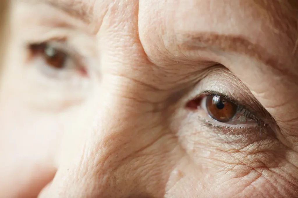Close dos olhos de uma pessoa idosa, em imagem ilustrativa da campanha Maio Verde.